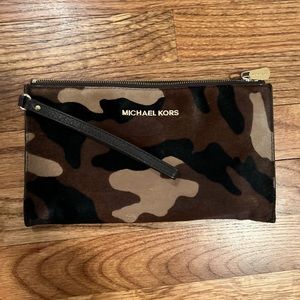 Michael kors camo wristlet